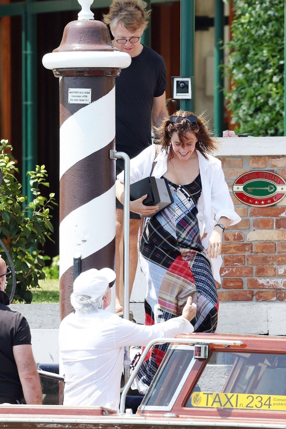 sAJ9I7VK Emma Watson 2 80.jpg